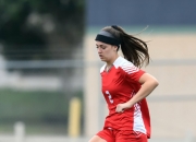 开云APP-足球场上，女性队员踢出精彩比赛