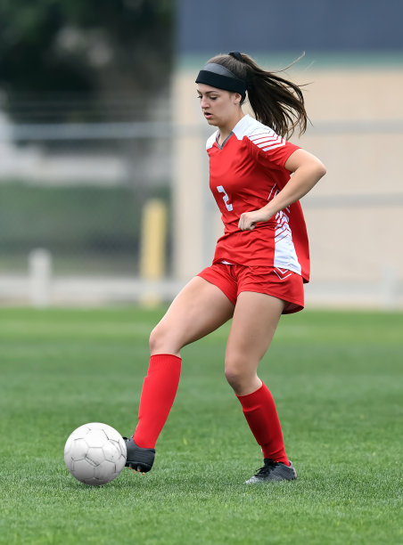 足球场上，女性队员踢出精彩比赛