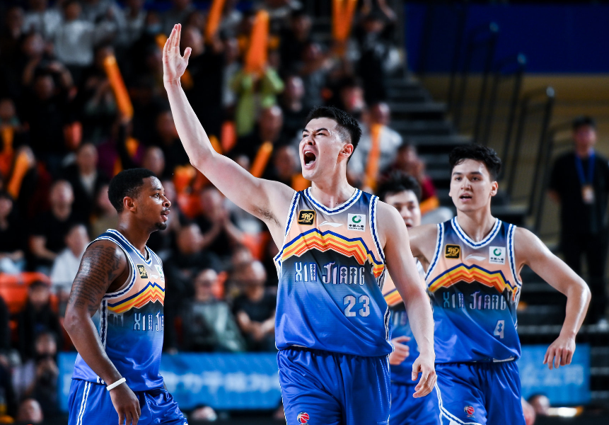 新疆男篮挑战山东队，东西部交锋之争