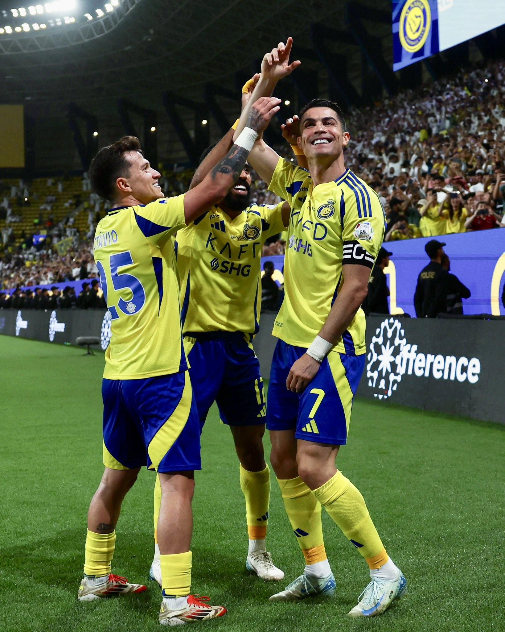 包含新晋足球联赛赛事掀起狂欢，球员表现优异备受瞩目的词条