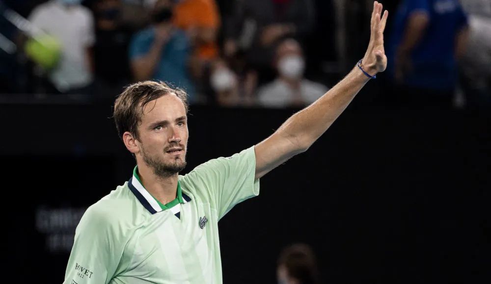 ATP总决赛险胜澳网，梅德韦杰夫高光表现