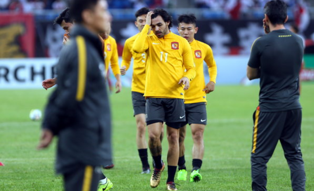 广州恒大队员精湛表现，晋级淘汰赛