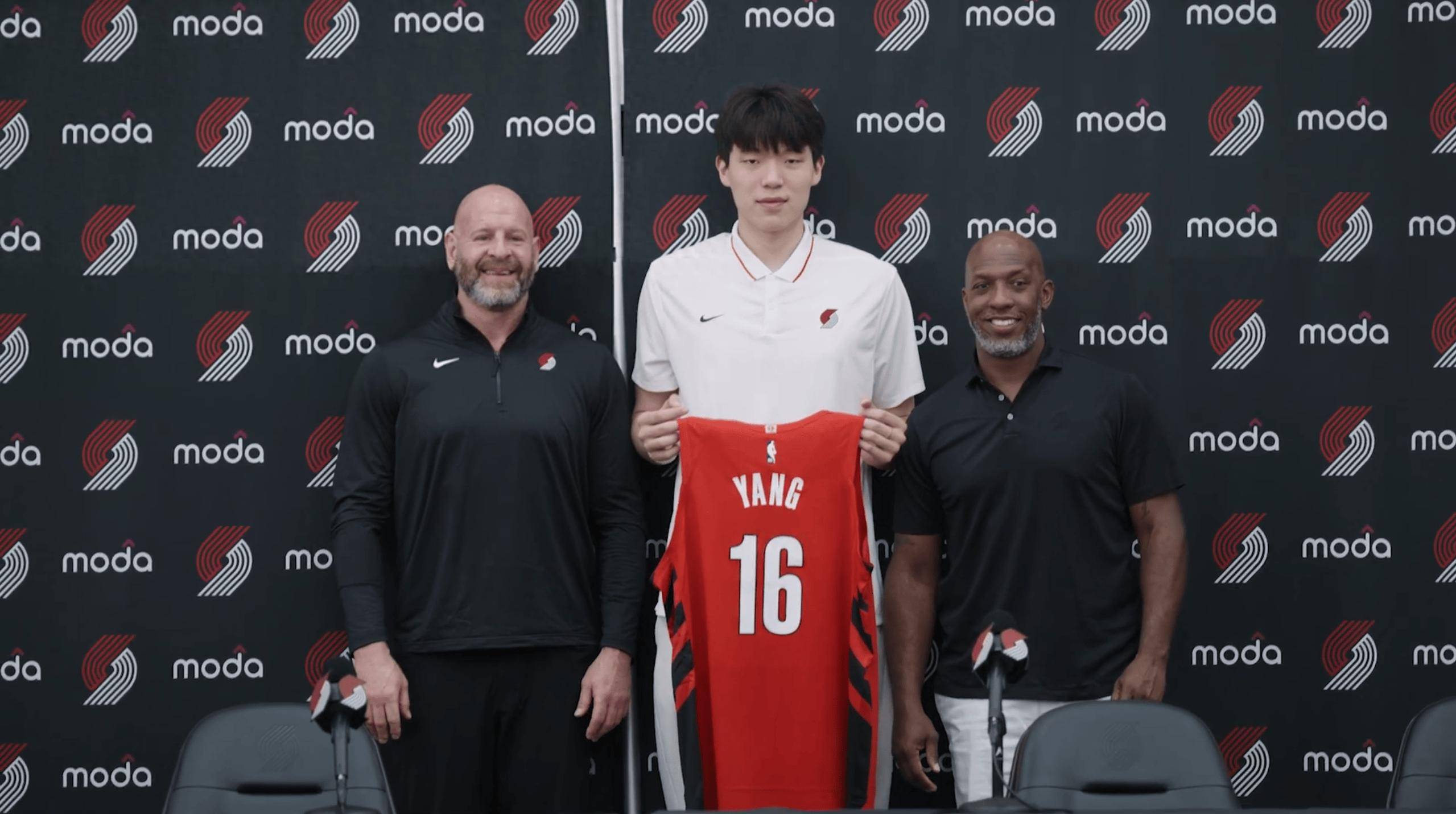 开拓者球员组成团队备战关键对决