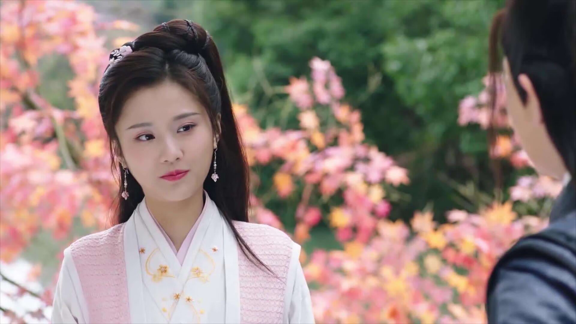 赛道与球场,两场无关的终极较量