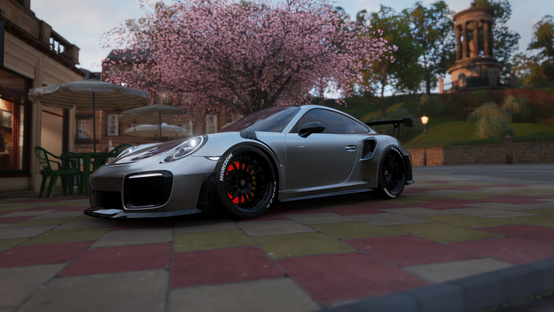 鏖战巴黎夜，皮克连珠炮拉开差距，一场跨越十年的致敬