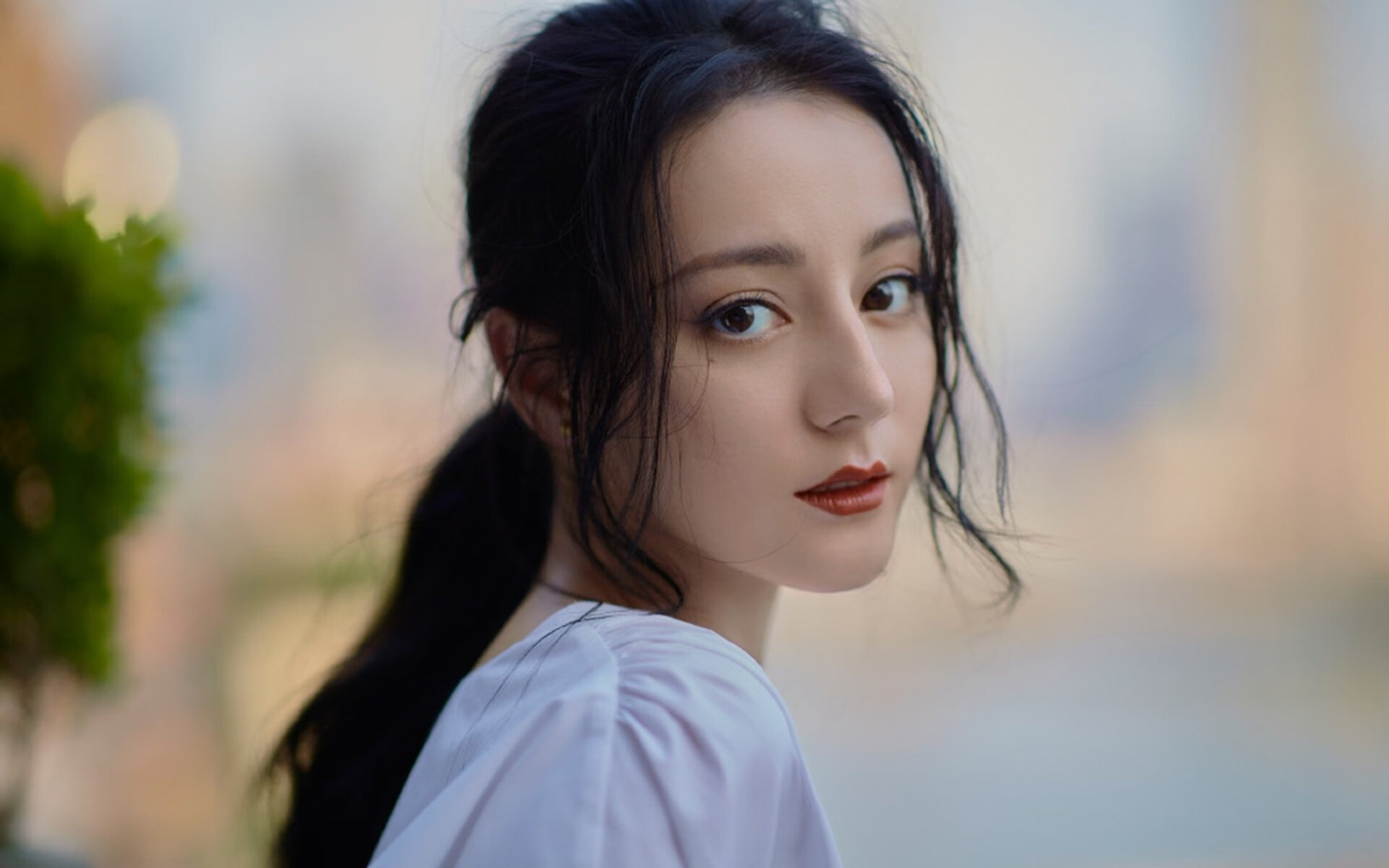 这里的关键不是生硬拼接，而是找到它们共同的核心特质，比如，新秩序的崛起、王权的更迭、或是速度与激情在另一种维度上的爆发